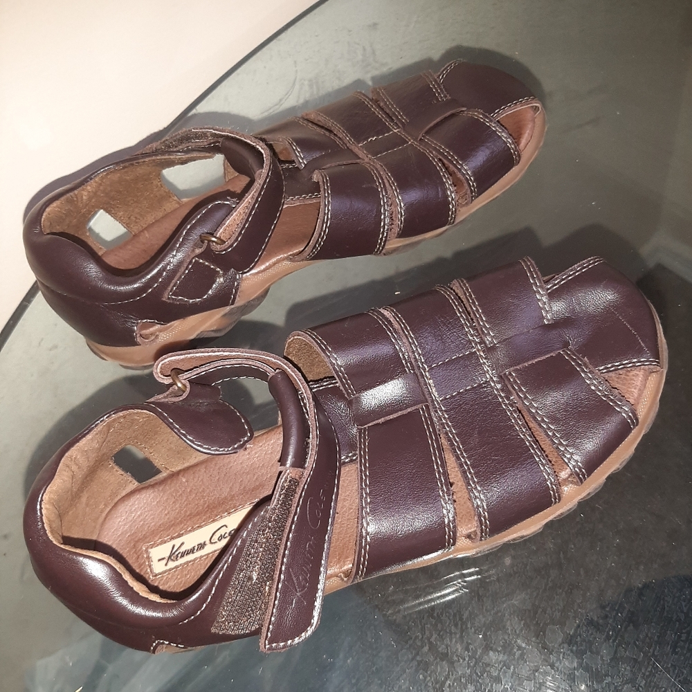 Kenneth Cole sanders & flip flops.